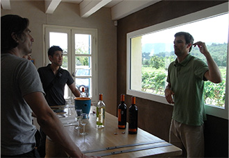 La Garelle / ワイン造りの責任者Christopheさん　(右側の男性)が丁寧に最新ヴィンテージについて丁寧に解説をしてくださっています。